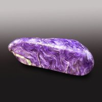 Как-то был на выставке самоцветов, и сразу на глаза попались изделия из красивейшего сиреневого камня.
Заинтересовался - называется Чароит, единственное месторождение и находится в России!
Очень симпатичный минерал и ювелирка с ним смотрится оригинально  и дорого. Ну и ввиду редкости и стоит тоже дорого.