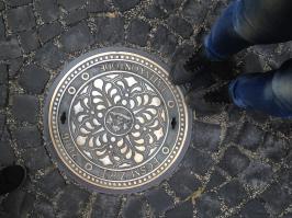 Пара что нашлось под рукой, не все может быть прям совсем "люки". Вот тут хорошая подборка