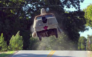 вот она - машина Гарри и Ллойда)))