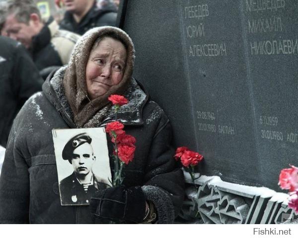 Автор почему только пиндосы? У остальных народов не меньше грусти и боли.
Мать тужит за смертью сына который погиб в Чечне.