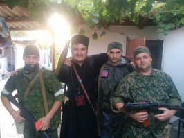 А может батюшку стали гнобить за эти фото? И вот что он писал в своем блоге.
Это война двух разных миров, граница которых прошла по живой ткани русского народа ,сделав одних "украинцами", а других не-украинцами. Миры эти не вполне четко совпадают с политическими, и этническими границами, это глобальное противостояние людей земли и людей Неба.
Новороссия сражается за Небо. Не все, далеко не все новороссы осознают это: кто-то мстит за родных, убитых "украинцами", кто-то не желает превращаться из русского в "украинца", кто-то сражается за лучшую долю, кто-то хочет, что бы его земля называлась Россией. Некоторые и объяснить не могут, но чувствуют сердцем, что должны сражаться. Но все, независимо от своих убеждений, встали на сторону Неба. Поэтому над головами их реют стяги Нерукотворного Спаса. И если "украинец" скажет вам, что его противоестественная, сшитая наживо, "украина" превыше всего, то новоросс осенит себя крестным знамением. В этом и вся суть.
"Украинцы" безжалостно расстреливают города не-украинцев, только на том основании, что живым не-украинцам не позволено жить "в украине". А потом мужчины, с ледяными от горя глазами, выходят из своих городов, и мстят за свои очаги, за своих жен, матерей и детей, погибающих за право не быть "украинцем". Это и есть ополчение.
Многим уже ясно, что быть "украинцем", этим порождением секулярного, животного мира, гораздо хуже самой смерти. Украинство - болезнь, опасная, страшная, и несовместимая не только с христианством, но и со званием человека. Замешанное на зависти и ненависти к братьям, на дьявольской гордыне, причем смешанной с рабской трусостью, оно не оставляет места ни для чего духовного. Оно убивает в русском человеке все те дары, которыми так щедро наделил его Господь, превращая русского в существо ограниченное и жалкое, называемое "украинцем". Поистине, "украина", это дьявольская издевка над Русью. И ей нет места под солнцем.
Что до участия Россиян. Мы там есть, но кем были бы мы, если бы оставили без защиты наших братьев, а лучше сказать, наш русский народ, перед лицом такой угрозы? Не мы начали эту войну, не мы её хотели. И сейчас нас там меньшинство. Мы сражаемся не за Путина, мы даже не знаем чего он действительно хочет. Мы сражаемся за Русское Небо, за право быть христианином и человеком, для каждого русского человека. Что до государственных границ, то скажу лишь одно: "украина" утратила право не только иметь границы, но и существовать на земле.
А тем, "украинцам", кто не утратил способности думать, скажу лишь только одно: русские, очнитесь.