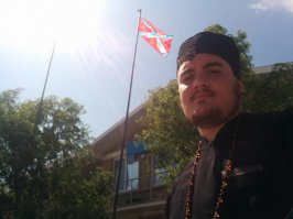 А может батюшку стали гнобить за эти фото? И вот что он писал в своем блоге.
Это война двух разных миров, граница которых прошла по живой ткани русского народа ,сделав одних "украинцами", а других не-украинцами. Миры эти не вполне четко совпадают с политическими, и этническими границами, это глобальное противостояние людей земли и людей Неба.
Новороссия сражается за Небо. Не все, далеко не все новороссы осознают это: кто-то мстит за родных, убитых "украинцами", кто-то не желает превращаться из русского в "украинца", кто-то сражается за лучшую долю, кто-то хочет, что бы его земля называлась Россией. Некоторые и объяснить не могут, но чувствуют сердцем, что должны сражаться. Но все, независимо от своих убеждений, встали на сторону Неба. Поэтому над головами их реют стяги Нерукотворного Спаса. И если "украинец" скажет вам, что его противоестественная, сшитая наживо, "украина" превыше всего, то новоросс осенит себя крестным знамением. В этом и вся суть.
"Украинцы" безжалостно расстреливают города не-украинцев, только на том основании, что живым не-украинцам не позволено жить "в украине". А потом мужчины, с ледяными от горя глазами, выходят из своих городов, и мстят за свои очаги, за своих жен, матерей и детей, погибающих за право не быть "украинцем". Это и есть ополчение.
Многим уже ясно, что быть "украинцем", этим порождением секулярного, животного мира, гораздо хуже самой смерти. Украинство - болезнь, опасная, страшная, и несовместимая не только с христианством, но и со званием человека. Замешанное на зависти и ненависти к братьям, на дьявольской гордыне, причем смешанной с рабской трусостью, оно не оставляет места ни для чего духовного. Оно убивает в русском человеке все те дары, которыми так щедро наделил его Господь, превращая русского в существо ограниченное и жалкое, называемое "украинцем". Поистине, "украина", это дьявольская издевка над Русью. И ей нет места под солнцем.
Что до участия Россиян. Мы там есть, но кем были бы мы, если бы оставили без защиты наших братьев, а лучше сказать, наш русский народ, перед лицом такой угрозы? Не мы начали эту войну, не мы её хотели. И сейчас нас там меньшинство. Мы сражаемся не за Путина, мы даже не знаем чего он действительно хочет. Мы сражаемся за Русское Небо, за право быть христианином и человеком, для каждого русского человека. Что до государственных границ, то скажу лишь одно: "украина" утратила право не только иметь границы, но и существовать на земле.
А тем, "украинцам", кто не утратил способности думать, скажу лишь только одно: русские, очнитесь.