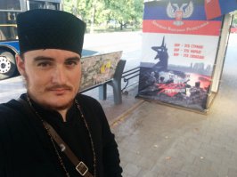 А может батюшку стали гнобить за эти фото? И вот что он писал в своем блоге.
Это война двух разных миров, граница которых прошла по живой ткани русского народа ,сделав одних "украинцами", а других не-украинцами. Миры эти не вполне четко совпадают с политическими, и этническими границами, это глобальное противостояние людей земли и людей Неба.
Новороссия сражается за Небо. Не все, далеко не все новороссы осознают это: кто-то мстит за родных, убитых "украинцами", кто-то не желает превращаться из русского в "украинца", кто-то сражается за лучшую долю, кто-то хочет, что бы его земля называлась Россией. Некоторые и объяснить не могут, но чувствуют сердцем, что должны сражаться. Но все, независимо от своих убеждений, встали на сторону Неба. Поэтому над головами их реют стяги Нерукотворного Спаса. И если "украинец" скажет вам, что его противоестественная, сшитая наживо, "украина" превыше всего, то новоросс осенит себя крестным знамением. В этом и вся суть.
"Украинцы" безжалостно расстреливают города не-украинцев, только на том основании, что живым не-украинцам не позволено жить "в украине". А потом мужчины, с ледяными от горя глазами, выходят из своих городов, и мстят за свои очаги, за своих жен, матерей и детей, погибающих за право не быть "украинцем". Это и есть ополчение.
Многим уже ясно, что быть "украинцем", этим порождением секулярного, животного мира, гораздо хуже самой смерти. Украинство - болезнь, опасная, страшная, и несовместимая не только с христианством, но и со званием человека. Замешанное на зависти и ненависти к братьям, на дьявольской гордыне, причем смешанной с рабской трусостью, оно не оставляет места ни для чего духовного. Оно убивает в русском человеке все те дары, которыми так щедро наделил его Господь, превращая русского в существо ограниченное и жалкое, называемое "украинцем". Поистине, "украина", это дьявольская издевка над Русью. И ей нет места под солнцем.
Что до участия Россиян. Мы там есть, но кем были бы мы, если бы оставили без защиты наших братьев, а лучше сказать, наш русский народ, перед лицом такой угрозы? Не мы начали эту войну, не мы её хотели. И сейчас нас там меньшинство. Мы сражаемся не за Путина, мы даже не знаем чего он действительно хочет. Мы сражаемся за Русское Небо, за право быть христианином и человеком, для каждого русского человека. Что до государственных границ, то скажу лишь одно: "украина" утратила право не только иметь границы, но и существовать на земле.
А тем, "украинцам", кто не утратил способности думать, скажу лишь только одно: русские, очнитесь.