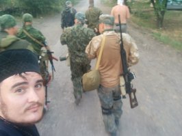 А может батюшку стали гнобить за эти фото? И вот что он писал в своем блоге.
Это война двух разных миров, граница которых прошла по живой ткани русского народа ,сделав одних "украинцами", а других не-украинцами. Миры эти не вполне четко совпадают с политическими, и этническими границами, это глобальное противостояние людей земли и людей Неба.
Новороссия сражается за Небо. Не все, далеко не все новороссы осознают это: кто-то мстит за родных, убитых "украинцами", кто-то не желает превращаться из русского в "украинца", кто-то сражается за лучшую долю, кто-то хочет, что бы его земля называлась Россией. Некоторые и объяснить не могут, но чувствуют сердцем, что должны сражаться. Но все, независимо от своих убеждений, встали на сторону Неба. Поэтому над головами их реют стяги Нерукотворного Спаса. И если "украинец" скажет вам, что его противоестественная, сшитая наживо, "украина" превыше всего, то новоросс осенит себя крестным знамением. В этом и вся суть.
"Украинцы" безжалостно расстреливают города не-украинцев, только на том основании, что живым не-украинцам не позволено жить "в украине". А потом мужчины, с ледяными от горя глазами, выходят из своих городов, и мстят за свои очаги, за своих жен, матерей и детей, погибающих за право не быть "украинцем". Это и есть ополчение.
Многим уже ясно, что быть "украинцем", этим порождением секулярного, животного мира, гораздо хуже самой смерти. Украинство - болезнь, опасная, страшная, и несовместимая не только с христианством, но и со званием человека. Замешанное на зависти и ненависти к братьям, на дьявольской гордыне, причем смешанной с рабской трусостью, оно не оставляет места ни для чего духовного. Оно убивает в русском человеке все те дары, которыми так щедро наделил его Господь, превращая русского в существо ограниченное и жалкое, называемое "украинцем". Поистине, "украина", это дьявольская издевка над Русью. И ей нет места под солнцем.
Что до участия Россиян. Мы там есть, но кем были бы мы, если бы оставили без защиты наших братьев, а лучше сказать, наш русский народ, перед лицом такой угрозы? Не мы начали эту войну, не мы её хотели. И сейчас нас там меньшинство. Мы сражаемся не за Путина, мы даже не знаем чего он действительно хочет. Мы сражаемся за Русское Небо, за право быть христианином и человеком, для каждого русского человека. Что до государственных границ, то скажу лишь одно: "украина" утратила право не только иметь границы, но и существовать на земле.
А тем, "украинцам", кто не утратил способности думать, скажу лишь только одно: русские, очнитесь.