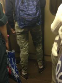 С современной модой не могу найти себе нормальные джинсы. 
Вначале пропал обычные джинсы, которые не тянулись, которые были из нормального, плотного материала, а потом пропали и вообще класический джинсы, осталась какая то хрень с заужеными штанинами. Пару лет назад работал в школе, на урок пришел парень. Я его подзываю и спрашиваю, мол чего ты в бабских джинсках пришел. Реально бабские, реально задница в облипку и тонкие штанины. И выяснилось что это мужские брюки, застегиваются слевой стороны.
Но последний писк, это парень в метро, в штанах-милитари, которые тоже были заужены