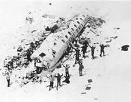 Авиакатастрофа в Андах 13 октября 1972 года, также известная как Чудо в Андах (El Milagro de los Andes) — это крушение чартерного рейса номер 571 уругвайских ВВС с 5 членами экипажа и 40 пассажирами-уругвайцами на борту (члены регбийной команды, их родственники, экипаж, спонсоры). Катастрофа произошла над Андами 13 октября 1972 года. Более четверти пассажиров погибло при падении и столкновении со скалой, ещё несколько умерли позже от ран и холода. Затем из оставшихся 27 уцелевших погибли ещё 8 при сходе лавины, которая накрыла их «жилище» из фюзеляжа самолёта, а позже ещё трое умерли от ран.
У выживших был минимальный запас пищи, кроме того, у них отсутствовали источники тепла, необходимые для выживания в суровом холодном климате на высоте 3600 метров. Отчаявшись от голода и сообщения по радио о том, что «все мероприятия по поиску пропавшего самолёта прекращаются», люди стали есть замороженные тела своих погибших товарищей. Спасатели узнали о выживших лишь спустя 72 дня, когда двое пассажиров Нандо Паррадо и Роберто Канесса после десятидневного похода через горы обнаружили чилийского фермера, который дал им еды и сообщил властям об остальных пассажирах рейса.