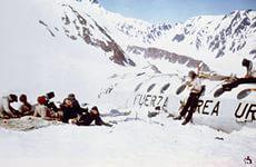 Авиакатастрофа в Андах 13 октября 1972 года, также известная как Чудо в Андах (El Milagro de los Andes) — это крушение чартерного рейса номер 571 уругвайских ВВС с 5 членами экипажа и 40 пассажирами-уругвайцами на борту (члены регбийной команды, их родственники, экипаж, спонсоры). Катастрофа произошла над Андами 13 октября 1972 года. Более четверти пассажиров погибло при падении и столкновении со скалой, ещё несколько умерли позже от ран и холода. Затем из оставшихся 27 уцелевших погибли ещё 8 при сходе лавины, которая накрыла их «жилище» из фюзеляжа самолёта, а позже ещё трое умерли от ран.
У выживших был минимальный запас пищи, кроме того, у них отсутствовали источники тепла, необходимые для выживания в суровом холодном климате на высоте 3600 метров. Отчаявшись от голода и сообщения по радио о том, что «все мероприятия по поиску пропавшего самолёта прекращаются», люди стали есть замороженные тела своих погибших товарищей. Спасатели узнали о выживших лишь спустя 72 дня, когда двое пассажиров Нандо Паррадо и Роберто Канесса после десятидневного похода через горы обнаружили чилийского фермера, который дал им еды и сообщил властям об остальных пассажирах рейса.