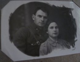 Мои дедушка и бабушка (которых уже нет) познакомились в 41-м, война потом раскидала, но нашлись и поженились. Дедовский обоз с провизией бомбануло и он один остался жив. Вышел раненый к какой-то деревушке, там какое-то время лечился, а потом, как встал на ноги, пошёл искать свою часть. Нашёл, но его уже в мёртвые списали и похоронку бабушке отправили. Она его тогда похоронила. А встретились в Орле, случайно, и оба не поверили своему счастью. Так и поселились потом в Орле. Жалею что и отец мой у них поздний и я у родителей тоже. Жалею потому что сейчас бы с ними поговорить, узнать. Но они ушли когда мне было 11 (дедушка) и 13 (бабушка).