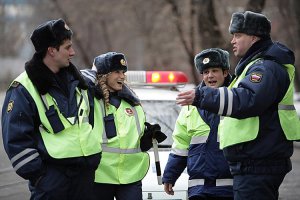 А потом я ему все колёса прострелил,вытащил из машины,и через бедро с захватом.Мордой в снег его! Лежать говорю!У меня не забалуешь.............