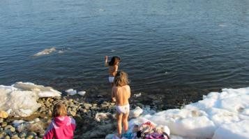 Я что то не поняла, на берегу лежит -снег или пена? Если снег, то не ужели дети будут купаться в ледяной воде?