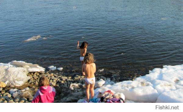 Я что то не поняла, на берегу лежит -снег или пена? Если снег, то не ужели дети будут купаться в ледяной воде?