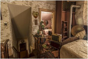 На пятой фотографии дверь с окном,на общем плане дома она наглухо деревянная.
На фото с подписью "Уютненькая спальня..."очевидно видно,что это на втором этаже и идет свет из окна...го на фото общего плана второго этаже нет так же как и мансандры.так что автор этого поста вероятно ввел нас в заблуждение фотографией "колхозного клуба"