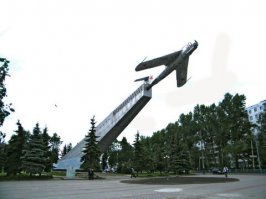 Брянск -Самолет!
Монумент боевой славы летчикам — защитникам Родины сооружен в год 30-летия Победы советского народа в Великой Отечественной войне. Актив­ное участие в его возведении приняли коллективы завода дорожных машин, строительно-монтажного управления № 4, автобазы № 9, авиаотряда, института «Брянскгражданпроект», ВКТИ-стройдормаш, строительно-монтажного управ­ления треста «Стальконструкция», «Спецдорремстройуправления». Об этом на­поминает другая надпись на мемориальной плите. Автор архитектор Ю.И. Та-рабрин, технический руководитель В.А. Золотухин. Памятник установлен при въезде в Брянск со стороны Смоленска на улице Красноармейской. Он заметно выделяется летом на фоне зеленых деревьев. А вокруг него новые многоэтаж­ные жилые дома...