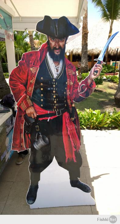 Проходя сегодня по пляжу в Доминикане увидел вот такого пирата. Не знаю откуда художник черпал вдохновение, но по мне это 100% Бен Ладен.