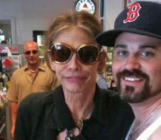 Афтар забыл ещё солистку группы Аэросмит. Хорошо сохранилась старушка.