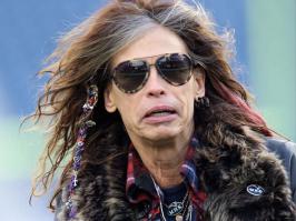 Афтар забыл ещё солистку группы Аэросмит. Хорошо сохранилась старушка.