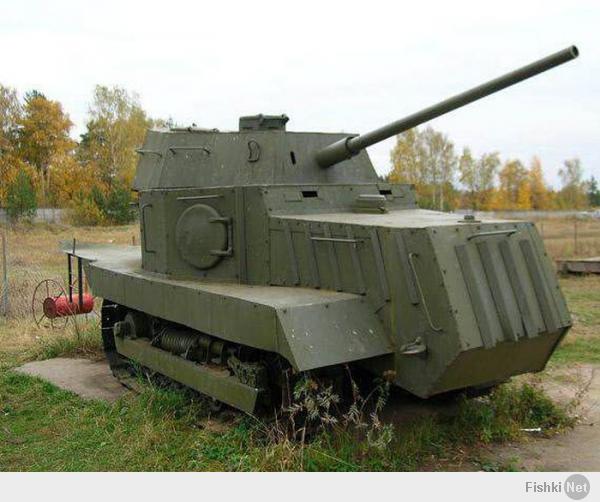Был и такой колоритный экземпляр "оружия победы" как НИ-1

Этот танк выпускался во времена обороны Одессы в 1941 году и представляющий собой обычный сельскохозяйственный гусеничный трактор СТЗ-НАТИ, обшитый листами брони. У данного экземпляра "пушка" представляет из себя чистую бутафорию. Тракторы защищались сварными броневыми (а в ряде случаев и просто стальными) листами, взятыми с Одесского судоремонтного завода. Вооружались машины легкими пушками или пулеметами во вращающихся башнях, причем использовались как башни от подбитых танков, так и самодельные конструкции. Как правило, вооружение танка составляли два 7,62-мм пулемета ДТ.



В ночь на 20 сентября 1941 года 20 танков были использованы в бою против румынских частей, осаждавших город, при этом особая ставка была сделана на психологический эффект применения танков. На танках были включены фары и сирены и они без артиллерийской поддержки двинулись на румынские траншеи. Противник был обращен в бегство. После этого боя за танками закрепилось название «НИ-1», что расшифровывалось как «На испуг». Подобное название объясняется еще и тем, что за неимением орудий большого калибра дула легких пушек наращивались для придания танкам более «серьезного» вида, а иногда на танки попросту устанавливались муляжи орудий (как у машины на фотографии). Кроме того, по воспоминаниям ветеранов, при движении танк издавал ужасающий грохот.