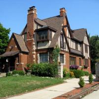 ''Найти людей, которые могут делать такую вот художественную кладку, я не могу''
Как бы эта художественная кладка в один прекрасный день не рухнула на голову, одно только отсутствие толковых замыкающих камней в арках чего стоит.
Мужик конечно большой энтузиаст, но уж больно черпнул через край, слишком несуразный вид у дома вышел, не пойми что. 
Что бы вышло красиво тут либо нужОн талант, либо работа по готовым эскизам, планам, чертежам. Вариантов тысячи. Но когда у человека нет таланта и обращаться к готовым вариантам спроектированным профессионалами-выше чувства собственного достоинства, но эксклюзива ну жуть как ооочень хочется, в результате мы и имеем то что имеем, выше.
Вроде как намёк на сказочный дом , так запилил бы такой в стиле средневекового ''фахверк'' куда можно очень легко интегрировать элементы того же  средневекового замка которые он очень любит.