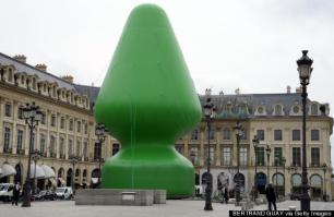 Напомнило "скульптуру" во Франции которую тоже назвали "рождественской ёлкой". Статья - This 80-Foot 'Butt Plug' In Paris Isn't A Giant Sex Toy, It's A Paul McCarthy Sculpture. Хотя это правда больше напоминает анальную пробку.