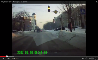 Серьезно, на красный мужик поехал? А может наоборот?
Уже желтый горел, а она еще до светофора не доехала. Скорость была небольшой, она должна была остановиться. Но вместо того, чтобы тормозить она скорее всего повернулась, посмотрела на мобильный, взяла в руки, посмотрела кто ей звонит, ответила, но уже поздно.

Когда эта дура только выехала на перекресток уже был красный.