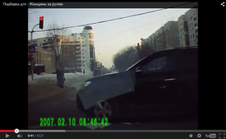 Серьезно, на красный мужик поехал? А может наоборот?
Уже желтый горел, а она еще до светофора не доехала. Скорость была небольшой, она должна была остановиться. Но вместо того, чтобы тормозить она скорее всего повернулась, посмотрела на мобильный, взяла в руки, посмотрела кто ей звонит, ответила, но уже поздно.

Когда эта дура только выехала на перекресток уже был красный.