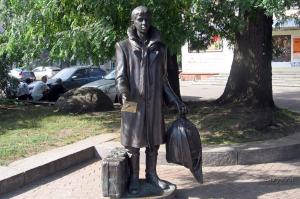 Ценителям Булгакова. Памятник Лариосику в Житомире