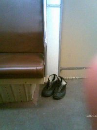 Пост называется "Очередная подборка странных людей из московского метро"
Значит на этой фотографии человек-невидимка!