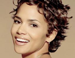 ИМХО Риз Уизерспун в этой подборке уж точно не место, а вот этой даме - наоборот! Невероятная улыбка!