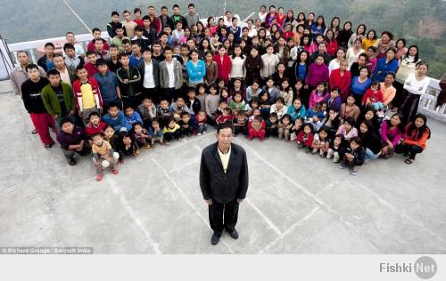 Это китайская семья. Целый клан. Все от одного прадеда который есть на фото. 130 человек, что то около того. Свой детсад и кухня. Менты. юристы, парикмахер. Самодостаточные капец!