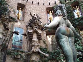 Музей Дали в Каталонии. Бывший театр. Очень необычный...