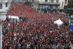 Это митинг против Земана. А слабо такую же фотку митинга в его поддержку?
