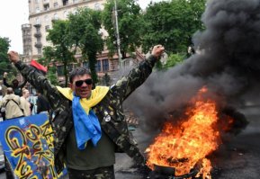 Владелец понял что он раб в этой стране взял палатку и на майдан дышать воздухом свободы.