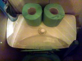 пошел "попудрить" носик