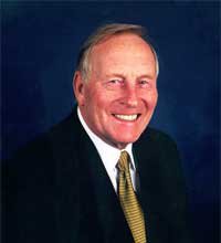 Аллен Карр родился в Лондоне и начал курить в возрасте 18 лет, после призыва на военную службу. В 1958 году получил специальность бухгалтера. После многих лет курения Карр, наконец, бросает курить 15 июля 1983 года, в возрасте 48 лет. 

Карр оставил свою работу в бухгалтерии в 1983 году и открыл первую клинику «Easyway» (англ. «легкий способ»). Он написал десять бестселлеров, включая свой хит 1985 года «Легкий способ бросить курить», который стал самой популярной книгой нехудожественной литературы в девяти странах и остается самой популярной книгой об избавлении от курения во всём мире.

Карр также написал ряд других книг: про избавление от алкоголизма, лишнего веса и т. п. Доходы от клиник и книг принесли ему 120 миллионов фунтов стерлингов.