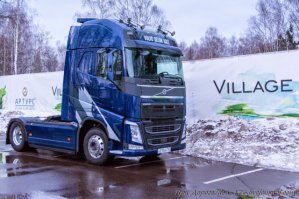 Оно и видно, что припарковалась баба, поперек, на два парковочных места.