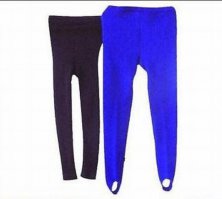 Носили тогда ботиночки с отторочкой из натурального меха. К ним в комплект были штаны с "тормозами", черного цвета.