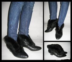 Носили тогда ботиночки с отторочкой из натурального меха. К ним в комплект были штаны с "тормозами", черного цвета.