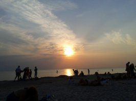 Ох, за что я люблю лето, так это за возможность каждый вечер полсе работы ехать на пляж. К нашему Балтийскому морю, на белом песочке полежать. Правда, климат не позволяет особо загорать, а уж тем более купаться, выше 19 градусов вода не прогревается почти никогда... Но все равно, такой покой в душе, когда смотришь на отражение ораньжевого солнца на глади воды.