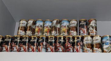 Художник Валерий Барыкин. 
Там много банок Жигулей с его рисунками.
У меня только 2 есть - весна 2012 и лето 2014. В Питере такие банки  многие коллекционируют :)