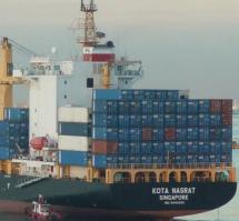 Чистая правда. Я сам видел этот контейнеровоз в Сингапуре. Даже фотка есть почти с этого же ракурса.