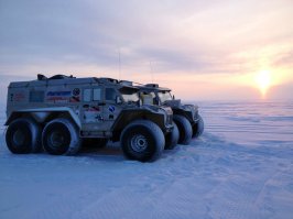 МАКАР – автомобиль повышенной проходимости, с колесной формулой 6Х6,
созданный на базе серийного автомобиля Toyota Land Cruiser 78,
мосты от Land Cruiser 80.
Двигатель 1KZ-TE турбодизель 130 л.с.
Коробка передач автоматическая.
Раздаточная коробка ГАЗ-66, доработанная.
Постоянно ведущий задний мост, подключаемый средний, затем передний.
Колёса ТРЕКОЛ (1300Х600Х533).
Ёмкость топливного бака 140 литров.
Максимальная скорость 100 км/ч, комфортная скорость для шоссе 65-70 км.
Расход топлива при этой скорости: 16 литров/100 км.
Ориентировочный расход по бездорожью: 4 литра/час.
Грузоподъемность 1000 кг.
Кузов утеплён изолоном 20 мм, обшит карпетом (синтетический войлок). 
Автомобиль рассчитан на перевозку 8-ми человек, включая водителя.
Имеет 4 спальных места.
Автомобиль сертифицирован, имеется соответствующее свидетельство
для постановки на учет в органах ГОСТЕХНАДЗОРа.
От имени начальника ГИБДД Свердловской области получено разъяснение,
в соответствии с которым данный автомобиль имеет право передвигаться по дорогам общего пользования при наличии у водителя водительского удостоверения категории "В".

Штатное оборудование/базовая комплектация:

1. Компрессор COME UP 160 литров/минута.
2. Компрессор от штатной системы кондиционера, переделанный для накачки колёс.
3. Домкрат.
4. Инструмент.
5. Гелевый аккумулятор (штатное место внутри салона).
6. Фара-искатель (ксенон).
7. Гидроусилитель руля.
8. Огнетушитель, аптечка, знак.
9. Комплект для ремонта шин.
10. Второй радиатор охлаждения для эксплуатации в тяжёлых режимах.
11. Люк.

Дополнительная комплектация:

1. Пневматические блокировки в мосты.
2. Лебедка COME UP 9500 (4200 кг), установлена в задней части автомобиля.
подобная установка лебедки дает возможность тянуться как вперед, так и назад
(через блок).                                                     
3. Титановый каркас для кузова. Облегчает машину на 160-180 кг,
обеспечивает повышенную жёсткость кузова, не ржавеет, не окисляется.
4. Предпусковой подогреватель WEBASTO бензиновый, с баком под бензин и системой подогрева топлива.
5. Отопитель салона WEBASTO 2 KВ с доп.баком на 8 литров.
6. Двойной стеклопакет передних стёкол.
7. Дополнительный бак 100 литров.
8. Дополнительные ёмкости под топливо (2 шт.) по 80 литров с насосом для перекачки топлива в основные баки.
9. Централизованная подкачка колёс с раздельными контурами на каждое колесо.
10. Генератор повышенной мощности (140 Вт)
11. Мягкие диваны, трансформирующиеся в спальные места.
12. Стол                                                                                           
13. Рундуки для вещей объёмом 90 литров (2 шт.)
14. Ящики, спрятанные в полу, для хранения/перевозки необходимых вещей
и комплектующих (5 шт.) Общий объём 260 литров.
15. DVD, CD, музыка и пр.                                                               
17. Газовая плита на 2 конфорки + баллон 12 литров
18. Ящики под посуду и пр.  (2 шт.)
19. Шкафчики боковые под мелочёвку (2 шт.)
20. Преобразователь на 220 Вт – 600 Вт с разводкой по машине
21. Дополнительный свет (ксенон) (4 фары)
22. Лампы освещения сзади автомобиля
23. Бак под воду (20 литров) в штатном месте с разводкой.
24. Зарядное устройство в штатном месте
25. Система защиты от попадания воды в трансмиссию и мосты путём подачи избыточного давления (0,1 атм).
26. Указатель температуры, зарядки аккумулятора, часы.
всего было создано 4 таких вездехода.
на текущий момент продаются 2 из них.
вся техника неоднократно испытана, обкатана и проверена в реальных экспедициях.
всю дополнительную информацию (фото, видео, описание экспедиций) вы можете найти/посмотреть самостоятельно в и-нете (видео полно на youtube, набираете в поисковой строке МАКАР - и велкам!) и на сайте russianadventureclub.

стоимость каждой машины 3 995 000 рублей.
возможно, она покажется кому-то нескромной, но это себестоимость создания подобного т/с  rtfm

по интересующим вопросам можно обращаться по телефонам
+7 908 63 10 88три (Андрей, это я)  :-[
+7 912 28 19 81девять (тоже Андрей, но другой)
по второму номеру предпочтительней звонить по техническим вопросам, по организационным - лучше мне ))
можно также писать в личку или асю (29127651два)

техника находится в Екатеринбурге

к модераторам отдельная просьба: позволить потенциальным покупателям немножко флудить в теме, по причине эксклюзивности и узкоспециальности продаваемой техники
