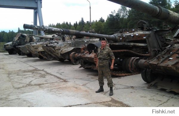 "- Зачем украинскому танку нужны зеркала заднего вида?
- Чтобы лучше видеть поле боя."