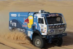 Урал конечно посерьезнее рабочая лошадка.. Но вот Дакар выигрывает и прославляет имя компании да и всю страну именно Камаз))