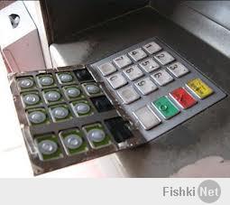 В России основном сейчас промышляют "накладками" и кардридерами (скимминг). Таких отсталых банкоматов, что бы в них шторок не было, у нас давно уже нет. 
Да и люди немного поумней нигр.

Вот такие устройства (на фото)регулярно снимаются с банкоматов. ставят такие накладки что бы снимать пин-коды с карт. Обычно работают они в паре со считывателем-ридером. Такое мошенничество называется скимминг.
Т.е. копируется карточка ридером, а накладная клавиатура транслирует перехваченный пин-код находящемуся рядом вору. Затем мошенники просто дублируют карточку жертвы и снимают деньги.

Однако с 1 января 2014, все банки перешли на эмитирование чипованных карт. У карты есть чип, скимминг против такой карты бессмысленен, чип не скопируешь (можно, но стоимость оборудования для подделки будет на пару порядков выше, чем для скимминга комплект из клавиатуры, ридера и заготовок карт стоит $150 - $200).

Впрочем и в этом случае остерегайтесь скимминга, чип установленный на карте конечно не даст ее подделать, однако это вовсе не мешает злоумышленникам просто и незатейливо украсть вашу карту, и зная пин код тут же снять деньги.
Мало того, чисто чиповых карт в России пока никто не выпускает, на карте всегда есть магнитная полоса (вот ее то преступники могут сдублировать-скиммировать). 
Так что, если мошенники придут в магазин, где нет чипового терминала, то, они могут расплатится — аппарат просто не узнает, что карта должна быть на самом деле не магнитной, а комбинированной, и проведёт операцию. Но и в этом случае обладание чипом тоже может оказаться на руку. Дело в том, что и у MasterCard, и у Visa есть так называемое правило переноса ответственности. Смысл его в том, что, если мошенничество по комбинированной карте произошло в торговой точке, не принимающей чип, возмещать ущерб должен банк-эквайр (обслуживший карту), а не банк-эмитент (выпустивший карту).  Кроме того, банку-эмитенту, который знает, что внакладе он всё равно не останется, нет смысла искать причины для отказа в возмещении. «В случае с магнитными картами потери от мошенничества возмещает эмитент. Поэтому, если карту скиммировали, то банки, как правило, ответственность за это стараются переложить на клиента (то есть отказать ему в выплате), а если карта чиповая, то клиент практически гарантированно получает деньги, так как сам банк-эмитент ничего не теряет. Правда, компенсацию вы получите, только если расследование банка покажет, что вы действительно пострадали от мошенников, а не сами попытались обмануть банк.

Есть несколько правил для карточек которые значительно повышают безопасность и уменьшают вероятность потери денег:

1 Не передавайте карту посторонним;

2 не сообщайте посторонним данные банковской карты (номер, срок действия, ПИН-код, проверочный код карты); 
(и ради Бога не пишите пин-код фломастером на карте!)

3 при оплате картой товаров и услуг не выпускать карту из вида. Внимательно следите за тем, чтобы обслуживающий вас персонал не выполнял с картой посторонних манипуляций;

4 осуществлять операции с использованием банкоматов, установленных в безопасных местах (например, в государственных учреждениях, подразделениях банков, крупных торговых центрах и т.п.);

5 не использовать устройства, которые требуют ввода ПИН-кода для доступа в помещение, где расположен банкомат;

6 набирать ПИН-код таким образом, чтобы люди, находящиеся в непосредственной близости, не смогли его увидеть;

7 в случае если банкомат работает некорректно (например, долгое время находится в режиме ожидания, самопроизвольно перезагружается), следует нажать на клавиатуре кнопку «Отмена», дождаться возврата банковской карты и отказаться от использования данного банкомата в дальнейшем;

8 как можно чаще менять ПИН-код, особенно после пользования картой за рубежом;

9 установить невысокий индивидуальный расходный суточный лимит, рассчитанный, исходя из ваших собственных потребностей;

10 при оплате картой товаров в сети Интернет использовать только проверенные, заслуживающие доверия интернет-магазины;

11 подключить электронную услугу оповещения о проведенных операциях (оповещение посредством SMS- и/или e-mail-выписки);

12 в случае утраты/кражи карты немедленно сообщить об этом в банк по телефонам круглосуточной службы, указанным на оборотной стороне вашей карты;

И еще добавлю к этим советам - если часто, делаете покупки в Интернет, заведите виртуальную карту, банки сейчас предоставляют такую услугу. Стоит недорого, а польза большая.