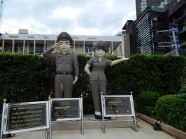 В Паттае на набережной забавная статуя посвященная туристической полиции.