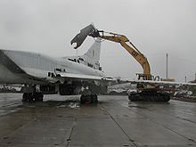 В отличие от Украины, Россия сохранила эти красивые самолеты.
В 1996—1999 годах руководство Украины ликвидировало 19 Ту-95МС и 487 крылатых ракет Х-55, находившихся на вооружении ВВС Украины.

Вот так к примеру это делалось на авиабазе в Полтаве (на снимке правда не Ту-95, а Ту22, но с Ту95 разделывались примерно также).

Так что, "кремлевская свора" к счастью сохранила суверенитет и независимость страны а также свои самолеты, в отличие от Украины.
