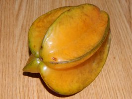 Добавлю фрукт
Нойна или сахарное яблоко. В Таиланде продается осенью. Здоровые фрукты похожие на шишки. Вес 300-400 грамм. По вкусу мне напомнил грушу.
Личи - по виду орех, отколупываешь скорлупу, под ним полупрозрачная мякоть, по вкусу напоминающая виноград, внутри несъедобная косточка. Может субьективно, но мне показалось по вкусу отдает табаком.
Карамбола или старфрукт. 
По размеру как огурец, вес грам 250 - 300. Необычная форма (хотя патисон на мой взгляд куда необычнее). На вкус - кисло-сладкий, на мой взгляд это огурец со вкусом сливы.
Драконий глаз - есть еще белый сорт. С белой кожурой, кроме цвета ничем не отличается.
Мангостин, в комментах уже упомянули его, интересный фрукт, снаружи жесткая пробковая толстенная кожура, которая впрочем довольно легко отдирается, а внутри по виду натуральный чеснок. Очень вкусный, напоминает смесь всех цитрусовых разом, но вкус гораздо нежнее. В Таиланде из него делают вино - вино тоже неплохое.