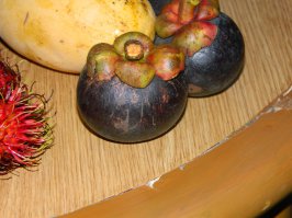 Вот не ободранный мангостин  в компании с манго и рамбутаном