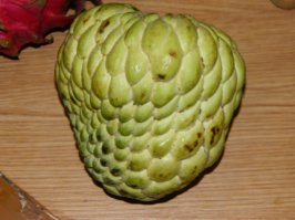 Добавлю фрукт
Нойна или сахарное яблоко. В Таиланде продается осенью. Здоровые фрукты похожие на шишки. Вес 300-400 грамм. По вкусу мне напомнил грушу.
Личи - по виду орех, отколупываешь скорлупу, под ним полупрозрачная мякоть, по вкусу напоминающая виноград, внутри несъедобная косточка. Может субьективно, но мне показалось по вкусу отдает табаком.
Карамбола или старфрукт. 
По размеру как огурец, вес грам 250 - 300. Необычная форма (хотя патисон на мой взгляд куда необычнее). На вкус - кисло-сладкий, на мой взгляд это огурец со вкусом сливы.
Драконий глаз - есть еще белый сорт. С белой кожурой, кроме цвета ничем не отличается.
Мангостин, в комментах уже упомянули его, интересный фрукт, снаружи жесткая пробковая толстенная кожура, которая впрочем довольно легко отдирается, а внутри по виду натуральный чеснок. Очень вкусный, напоминает смесь всех цитрусовых разом, но вкус гораздо нежнее. В Таиланде из него делают вино - вино тоже неплохое.