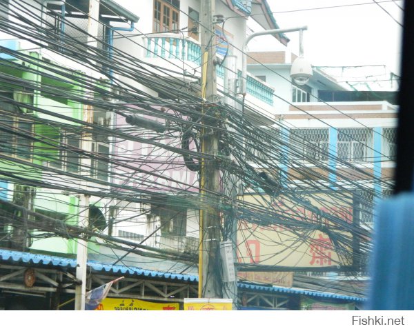 Страшный сон электрика в Таиланде на каждом углу. Электрик там весьма уважаемая профессия. Вот сам в Паттае фотографировал.
